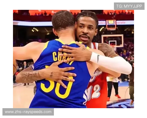 库里克莱赛后拥抱，勇士主场致敬故人