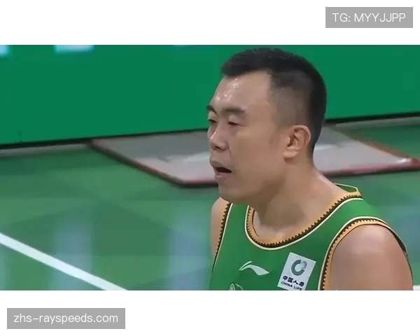 特写：更衣室里的韩德君——为年轻中锋讲解防守站位